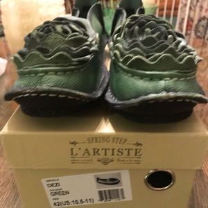 L’Artiste by Spring Step green flats, size 10
